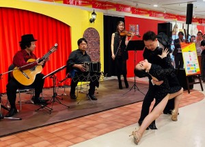 タンゴ・グレリオバンドネオン・星野俊路　ギター・米阪隆広松本尚子（バイオリン）