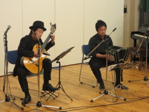 2016/10/14 神戸市第25回中南米音楽会    タンゴ・グレリオバンドネオン・星野俊路　ギター・米阪隆広