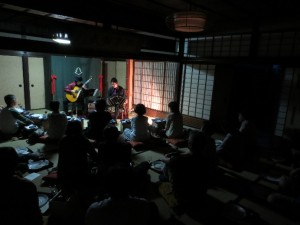 2016/5/14富田林地内町「タンゴとワインと古民家と」              タンゴ・グレリオバンドネオン・星野俊路　ギター・米阪隆広