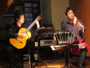 2017/4/8大阪市関目カフェlプレリュード    タンゴ・グレリオバンドネオン・星野俊路　ギター・米阪隆広